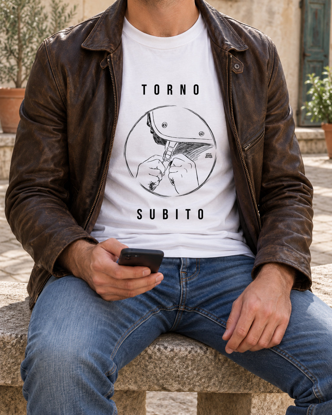 T-shirt bianca «Torno subito — Jet» indossata da un uomo — RetroPosterGarage