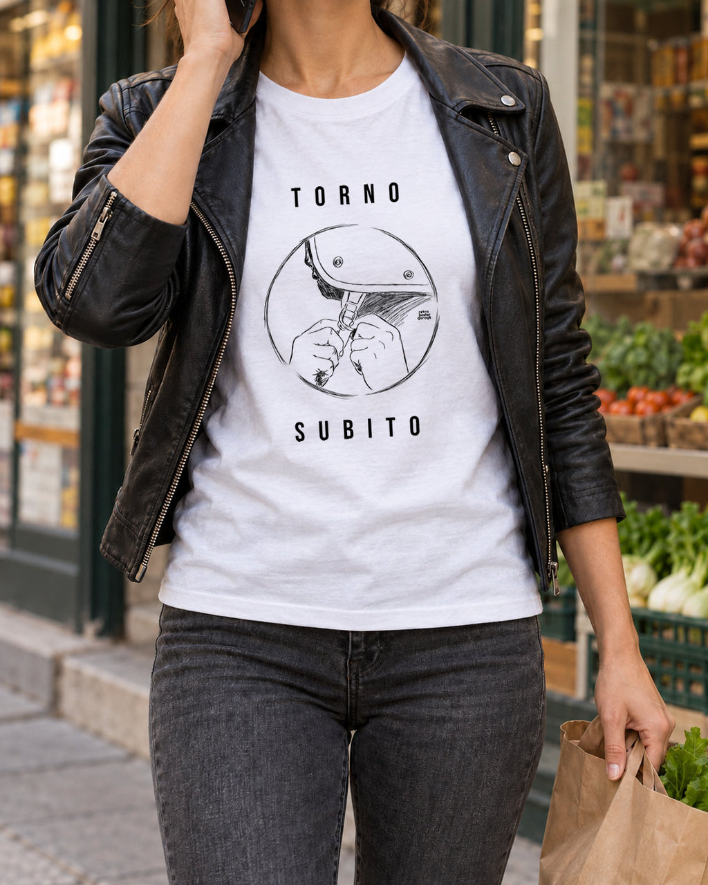 T-shirt bianca «Torno subito — Jet» indossata da una donna — RetroPosterGarage