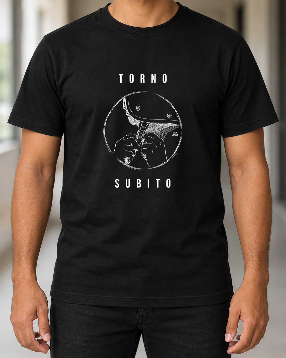 T-shirt nera «Torno subito — Jet» indossata da un uomo — RetroPosterGarage