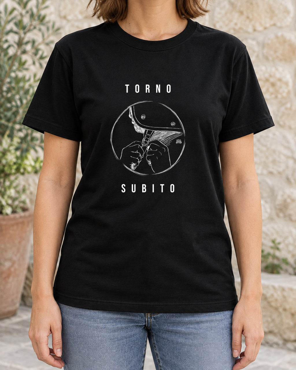 T-shirt nera «Torno subito — Jet» indossata da una donna — RetroPosterGarage