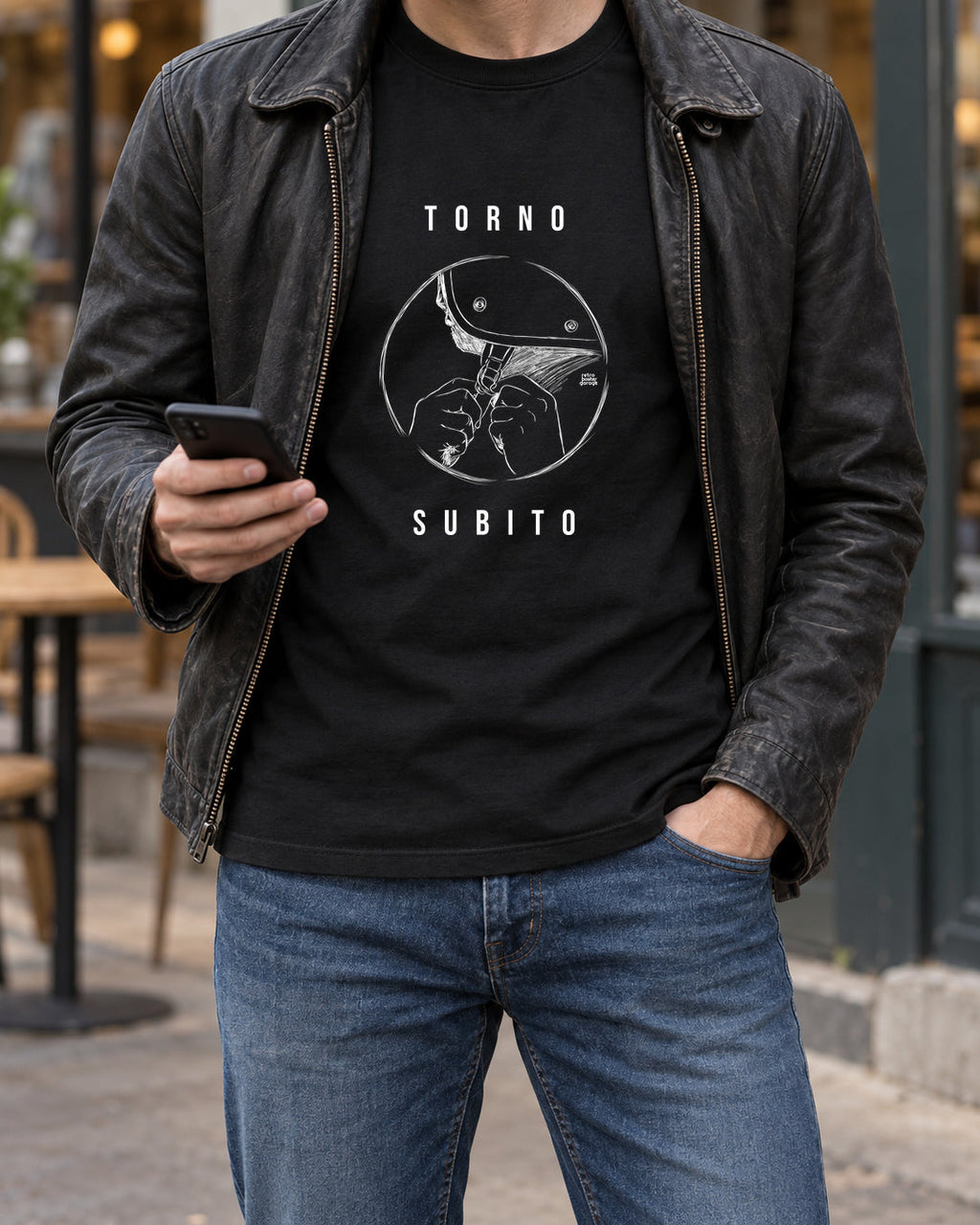 T-shirt nera «Torno subito — Jet» indossata da un uomo — RetroPosterGarage