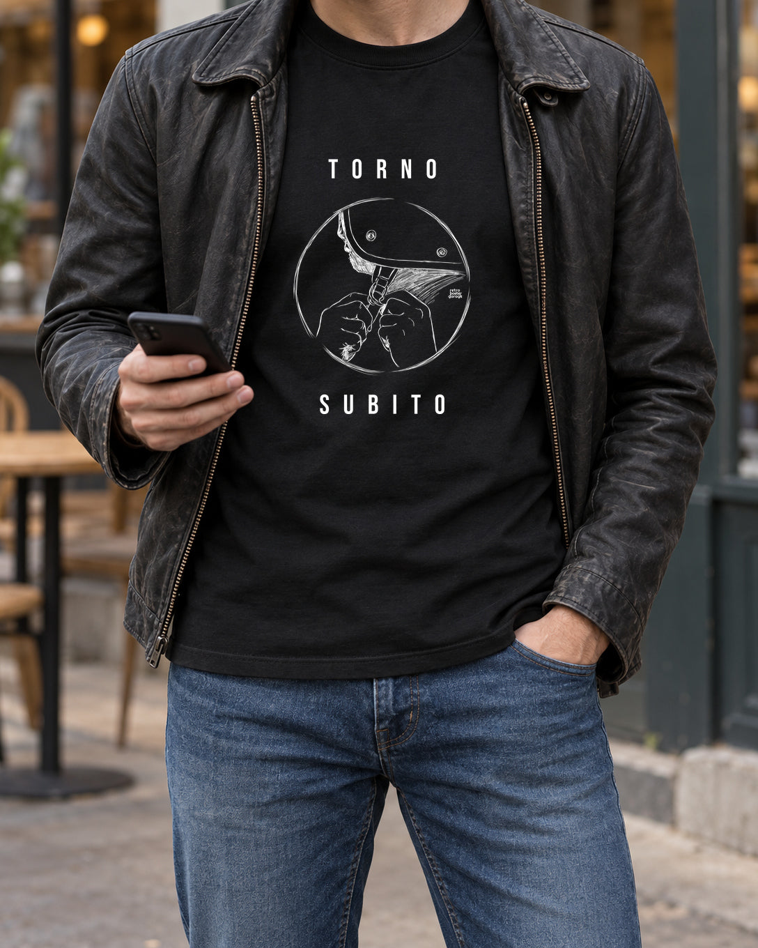 T-shirt nera «Torno subito — Jet» indossata da un uomo — RetroPosterGarage