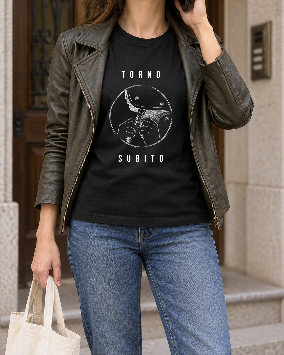 T-shirt nera «Torno subito — Jet» indossata da una donna — RetroPosterGarage