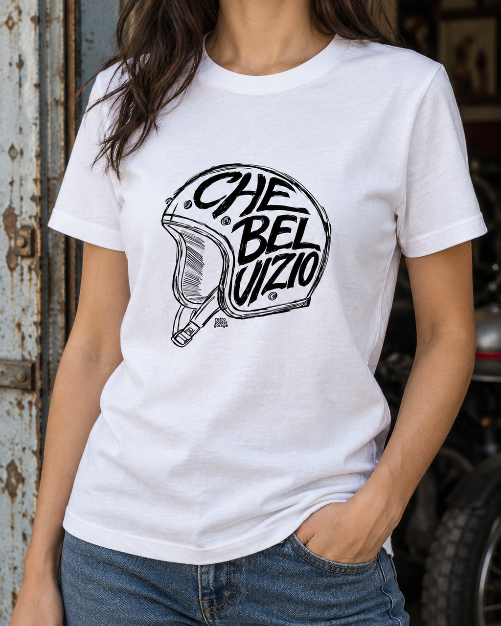 T-shirt bianca «Che bel vizio» indossata da una donna — RetroPosterGarage