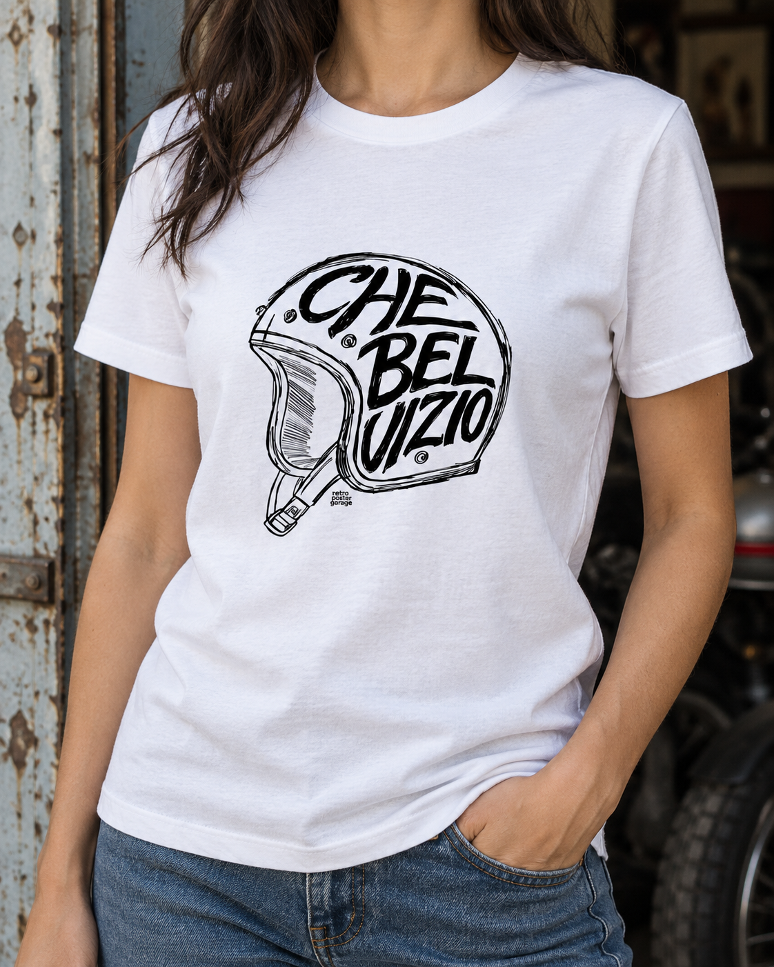 T-shirt bianca «Che bel vizio» indossata da una donna — RetroPosterGarage