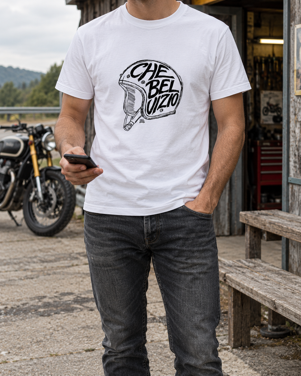 T-shirt bianca «Che bel vizio» indossata da un uomo — RetroPosterGarage