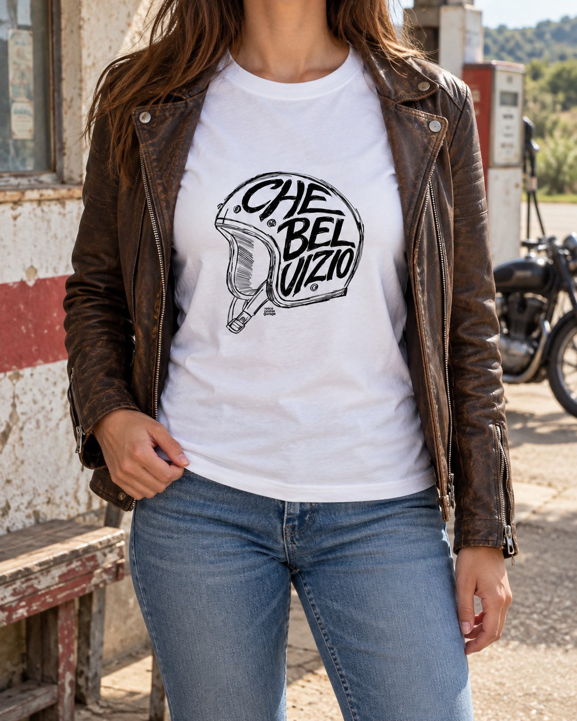 T-shirt bianca «Che bel vizio» indossata da una donna — RetroPosterGarage