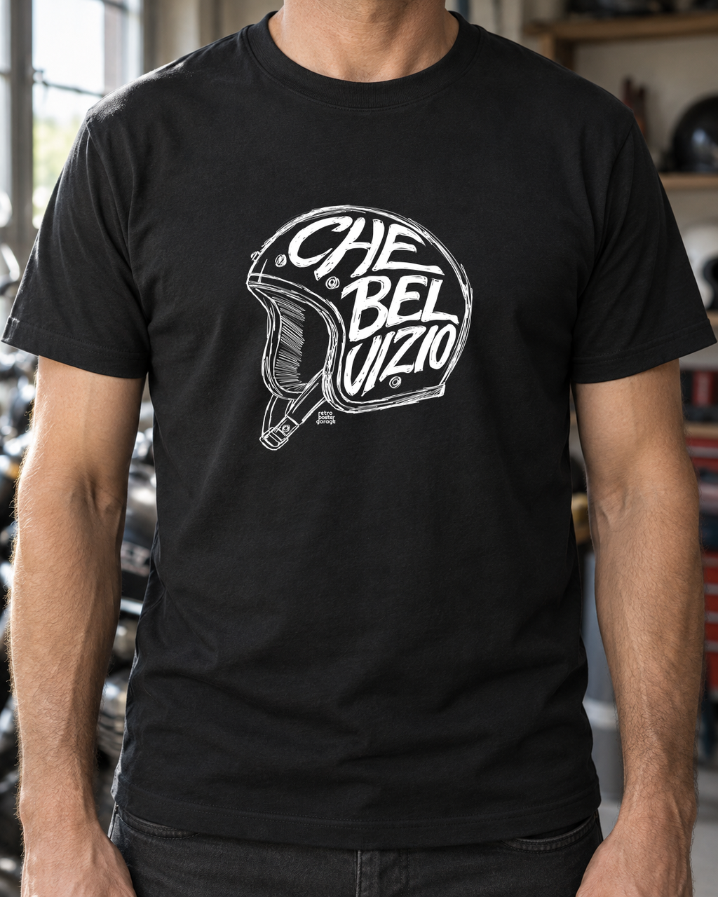 T-shirt nera «Che bel vizio» indossata da un uomo — RetroPosterGarage