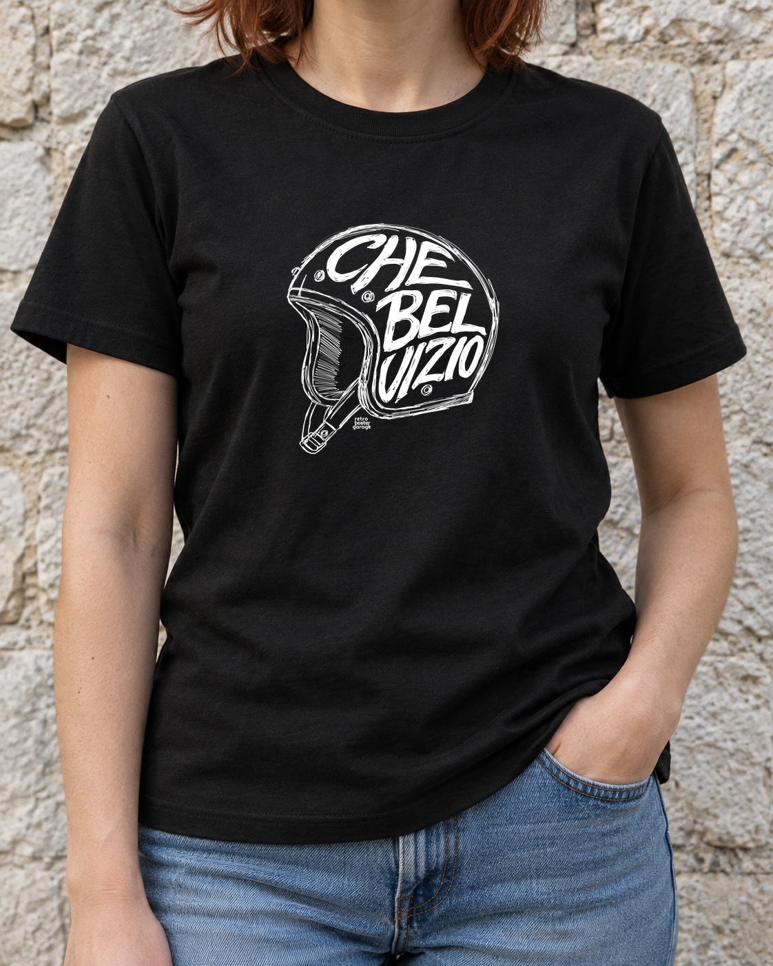 T-shirt nera «Che bel vizio» indossata da una donna — RetroPosterGarage