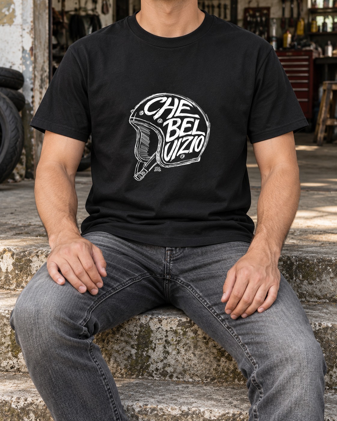 T-shirt nera «Che bel vizio» indossata da un uomo — RetroPosterGarage