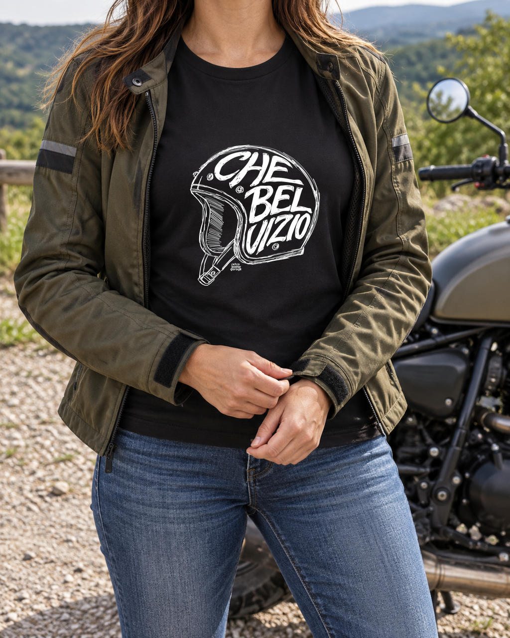 T-shirt nera «Che bel vizio» indossata da una donna — RetroPosterGarage
