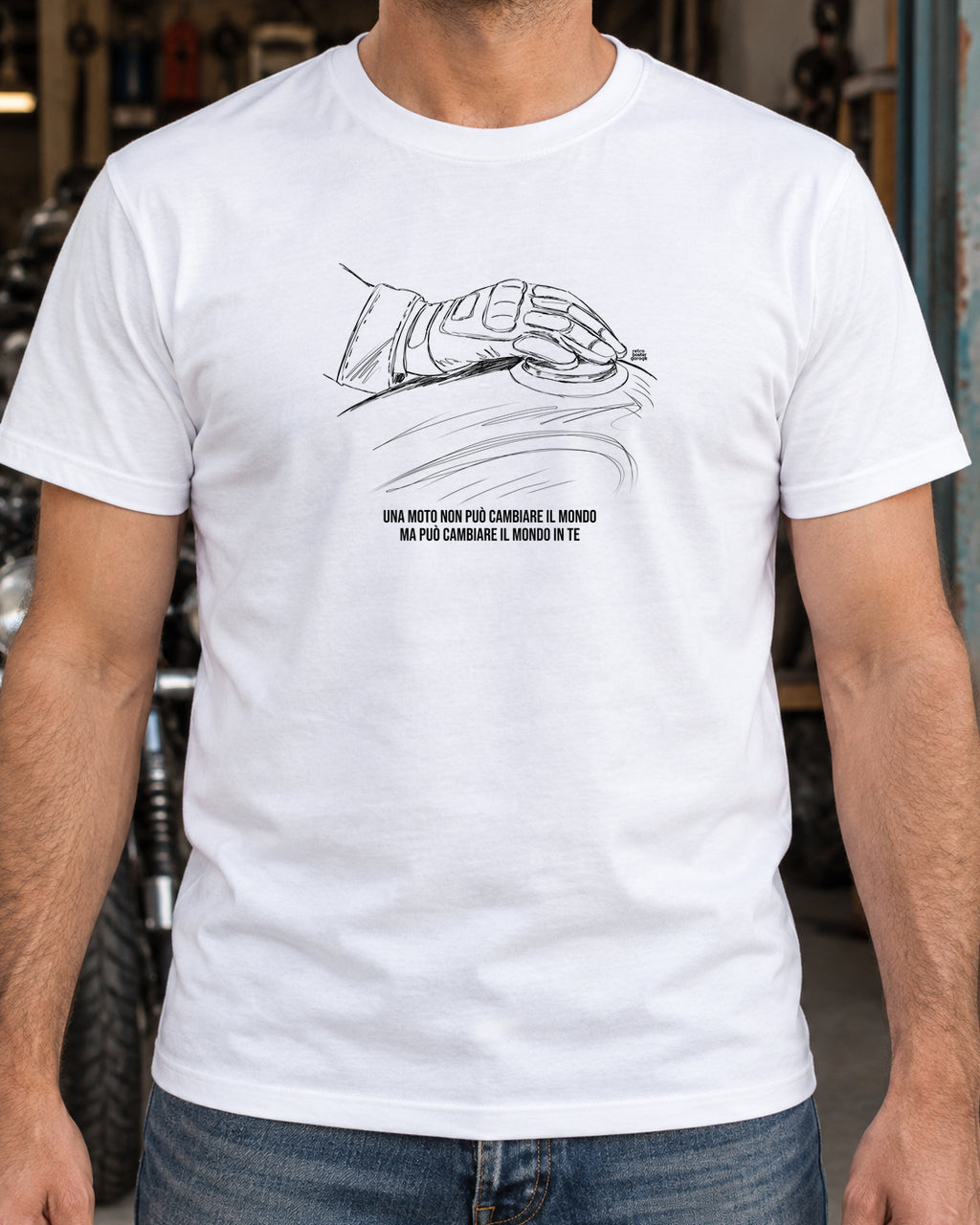 T-shirt bianca «La moto cambia il tuo mondo» indossata da un uomo — RetroPosterGarage