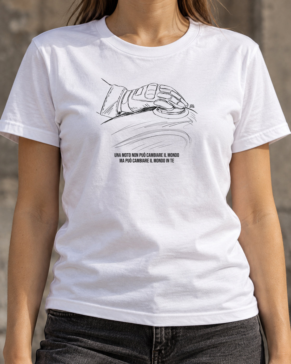 T-shirt bianca «La moto cambia il tuo mondo» indossata da una donna — RetroPosterGarage