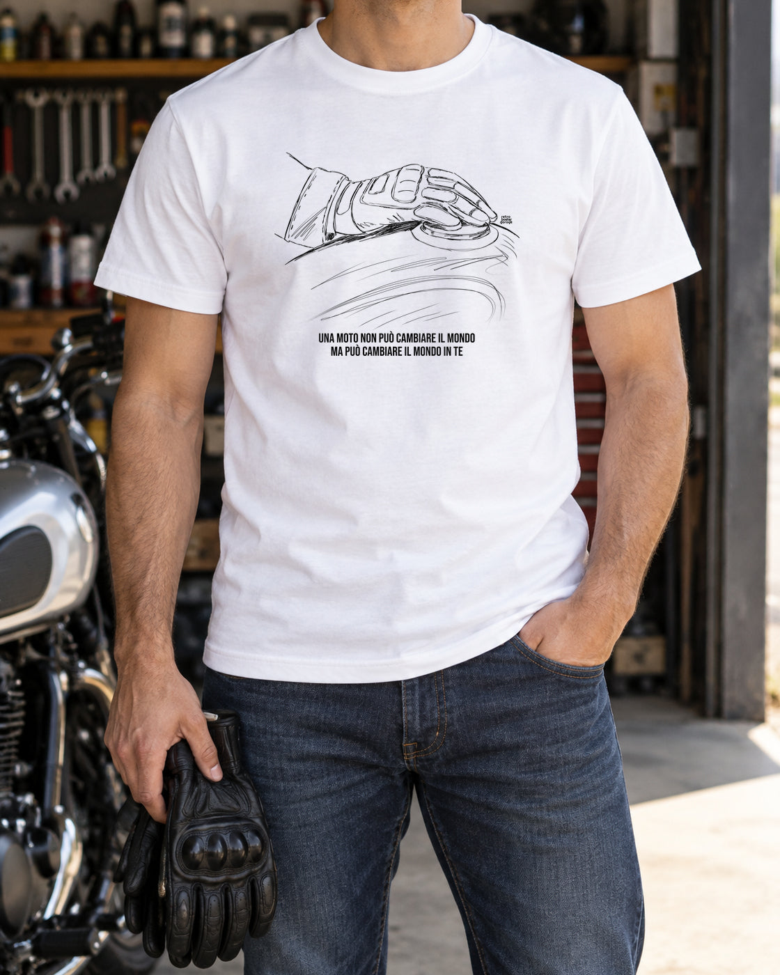 T-shirt bianca «La moto cambia il tuo mondo» indossata da un uomo — RetroPosterGarage