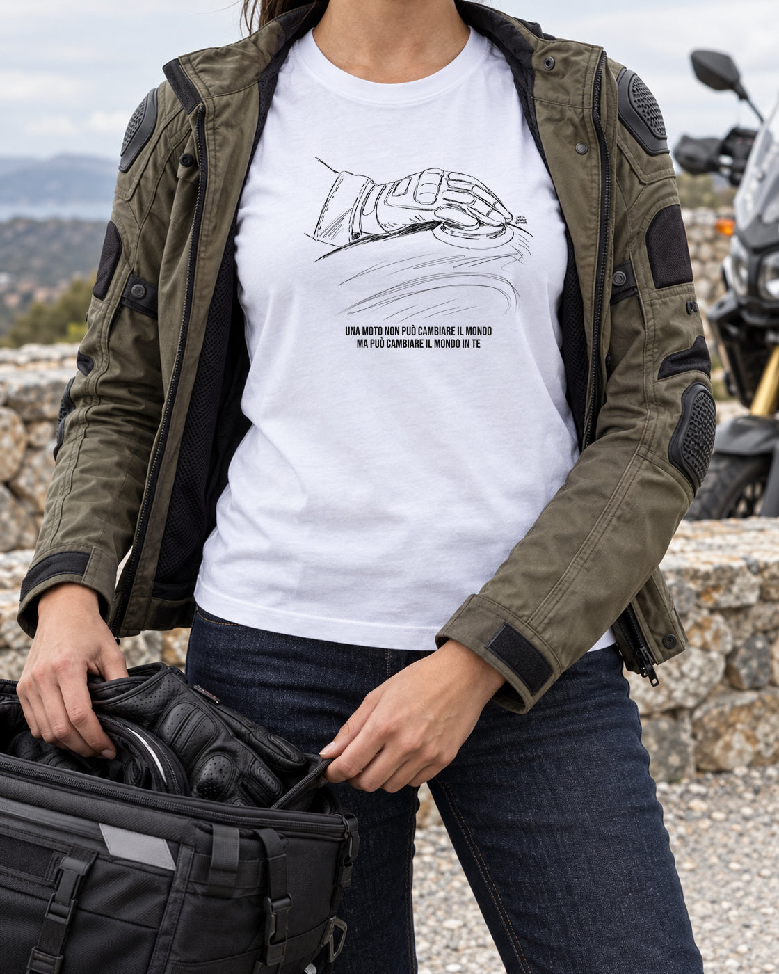 T-shirt bianca «La moto cambia il tuo mondo» indossata da una donna — RetroPosterGarage