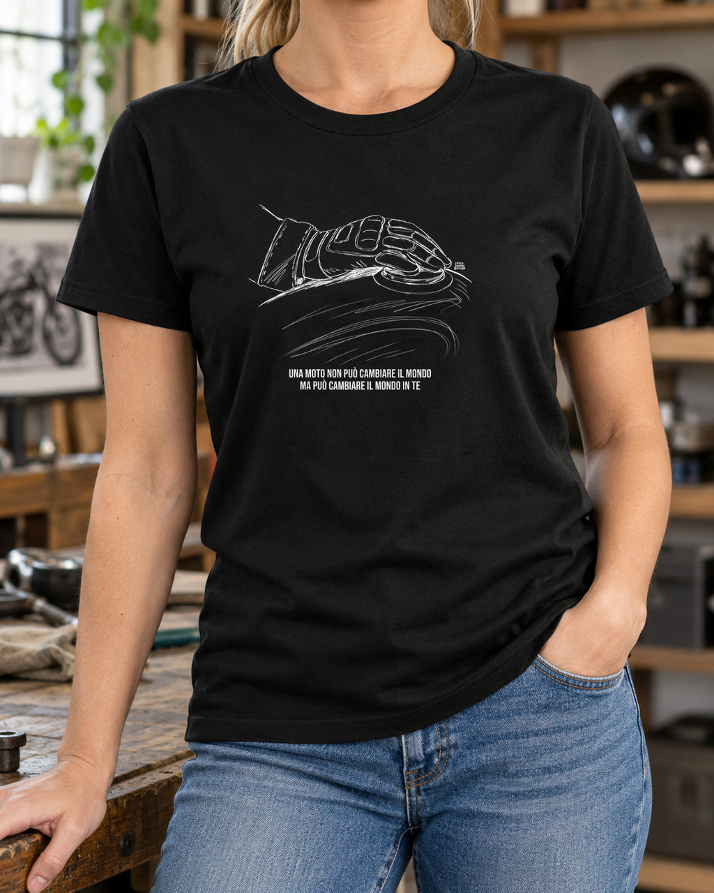 T-shirt nera «La moto cambia il tuo mondo» indossata da una donna — RetroPosterGarage