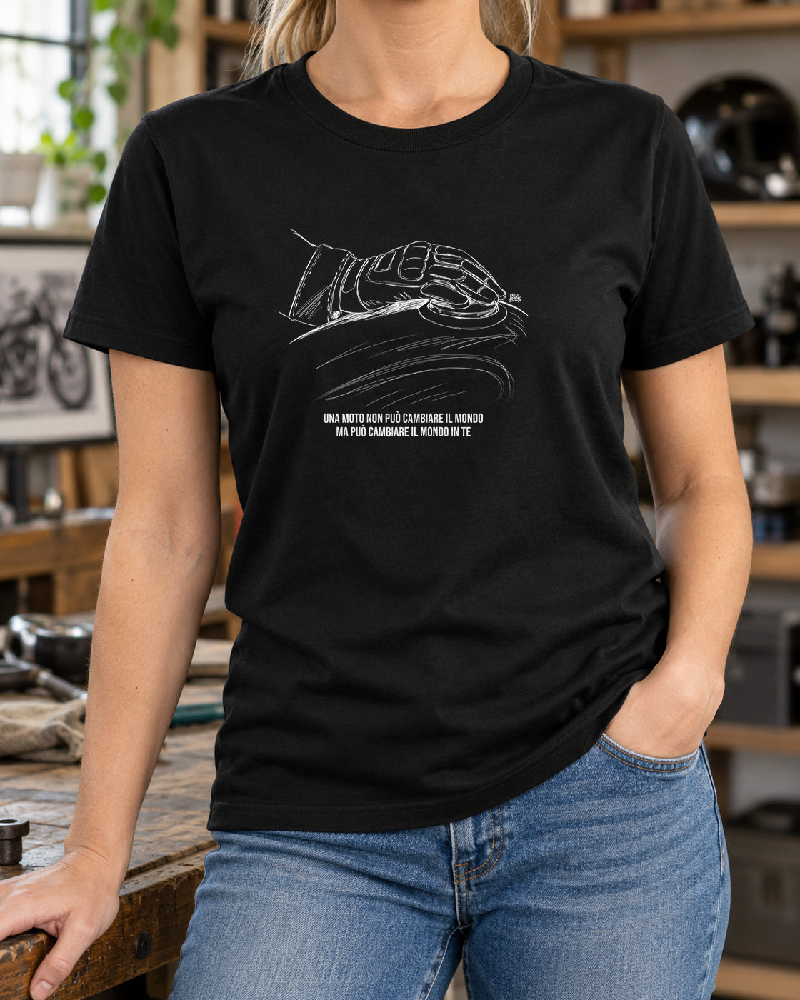 T-shirt nera «La moto cambia il tuo mondo» indossata da una donna — RetroPosterGarage