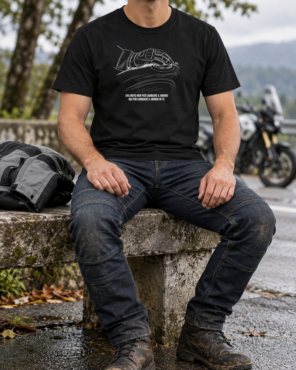 T-shirt nera «La moto cambia il tuo mondo» indossata da un uomo — RetroPosterGarage