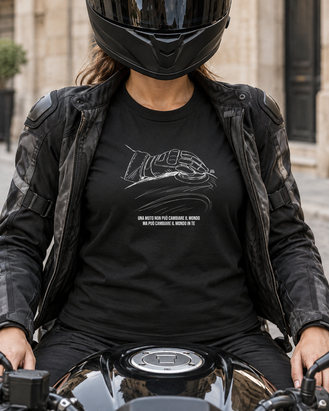 T-shirt nera «La moto cambia il tuo mondo» indossata da una donna — RetroPosterGarage