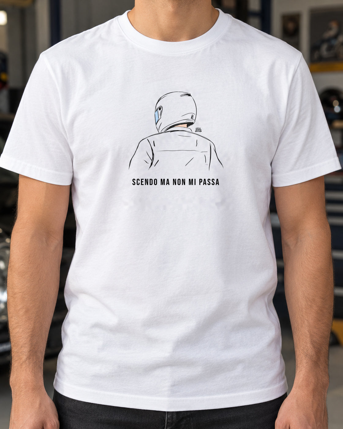 T-shirt bianca «Scendo ma non mi passa» indossata da un uomo — RetroPosterGarage