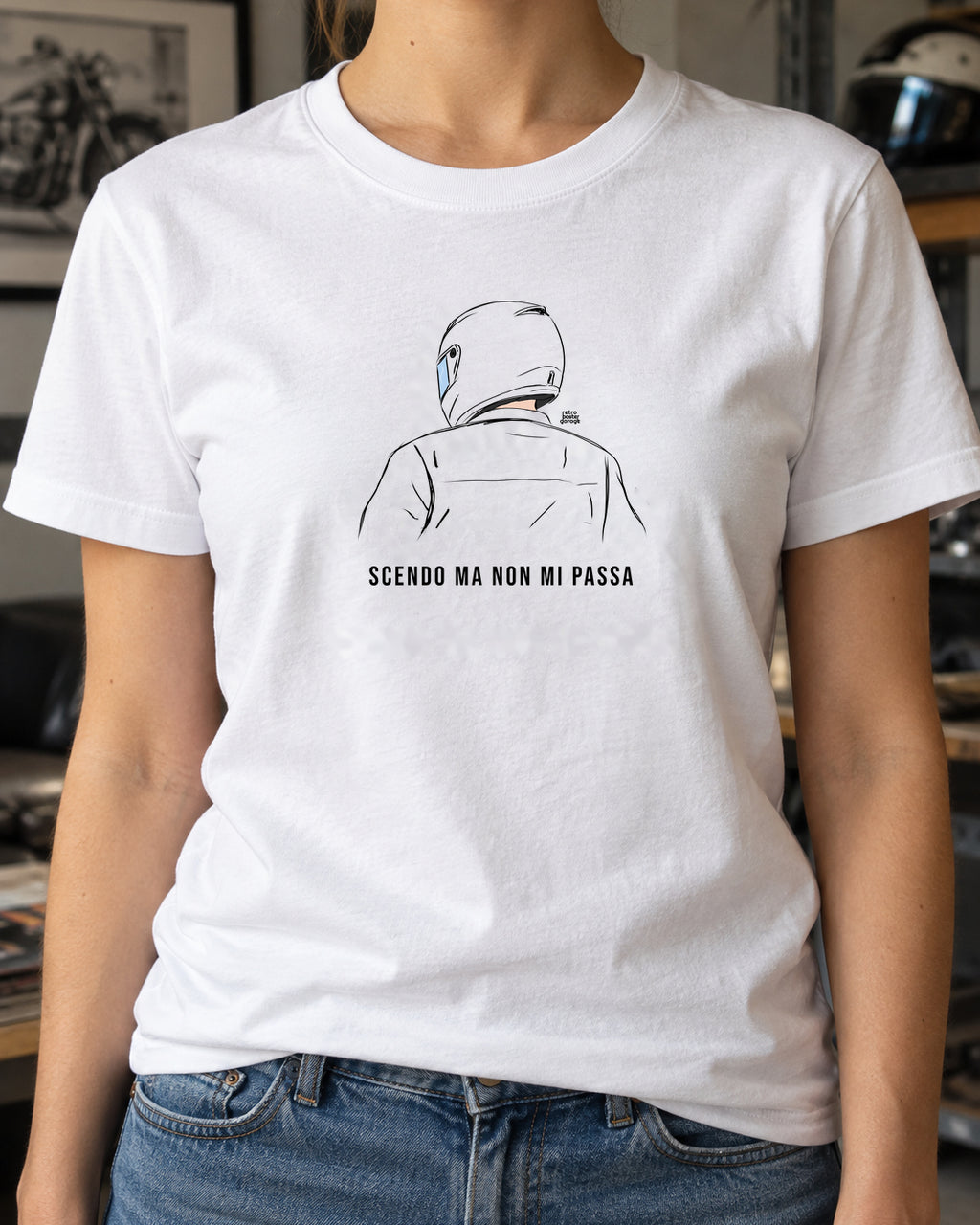 T-shirt bianca «Scendo ma non mi passa» indossata da una donna — RetroPosterGarage