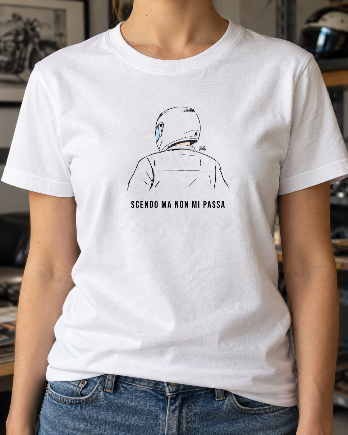 T-shirt bianca «Scendo ma non mi passa» indossata da una donna — RetroPosterGarage