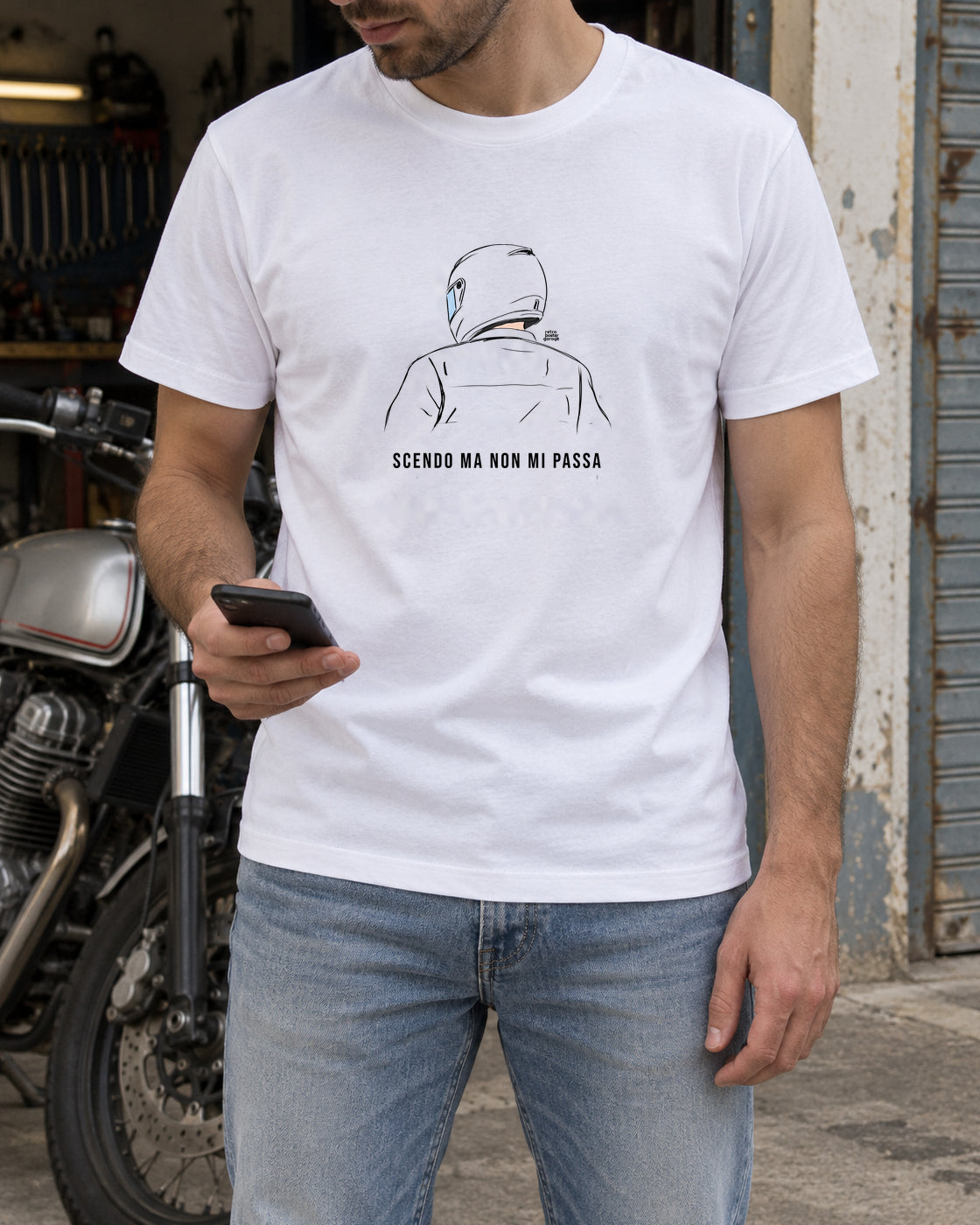 T-shirt bianca «Scendo ma non mi passa» indossata da un uomo — RetroPosterGarage