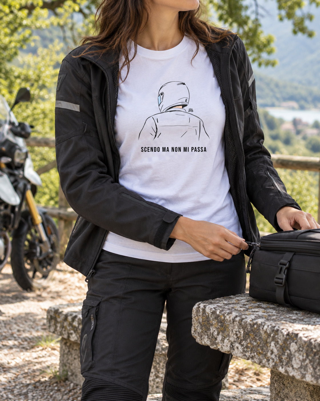 T-shirt bianca «Scendo ma non mi passa» indossata da una donna — RetroPosterGarage