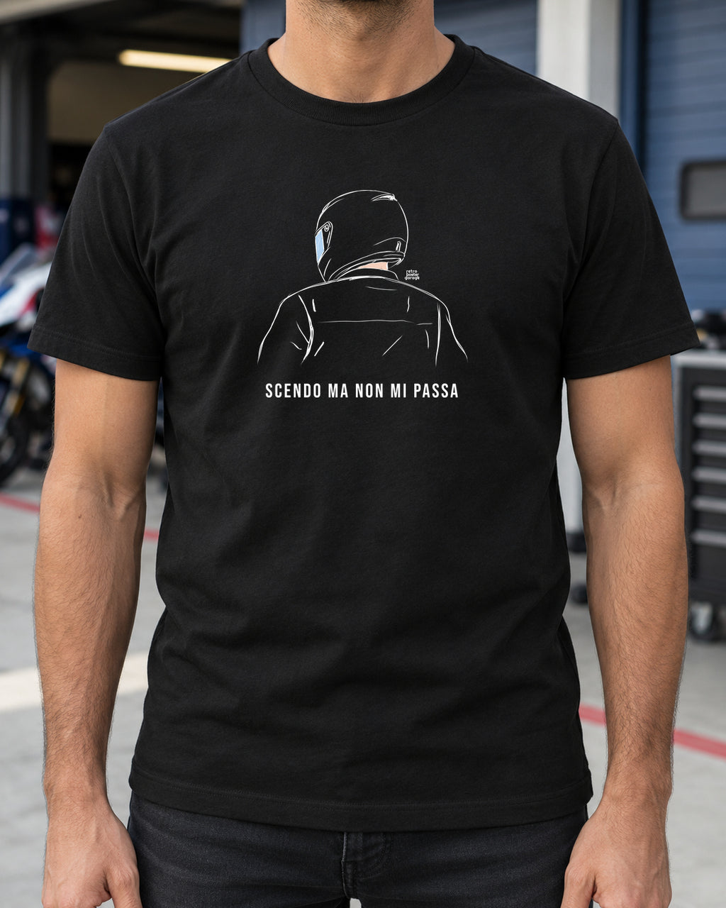 T-shirt nera «Scendo ma non mi passa» indossata da un uomo — RetroPosterGarage