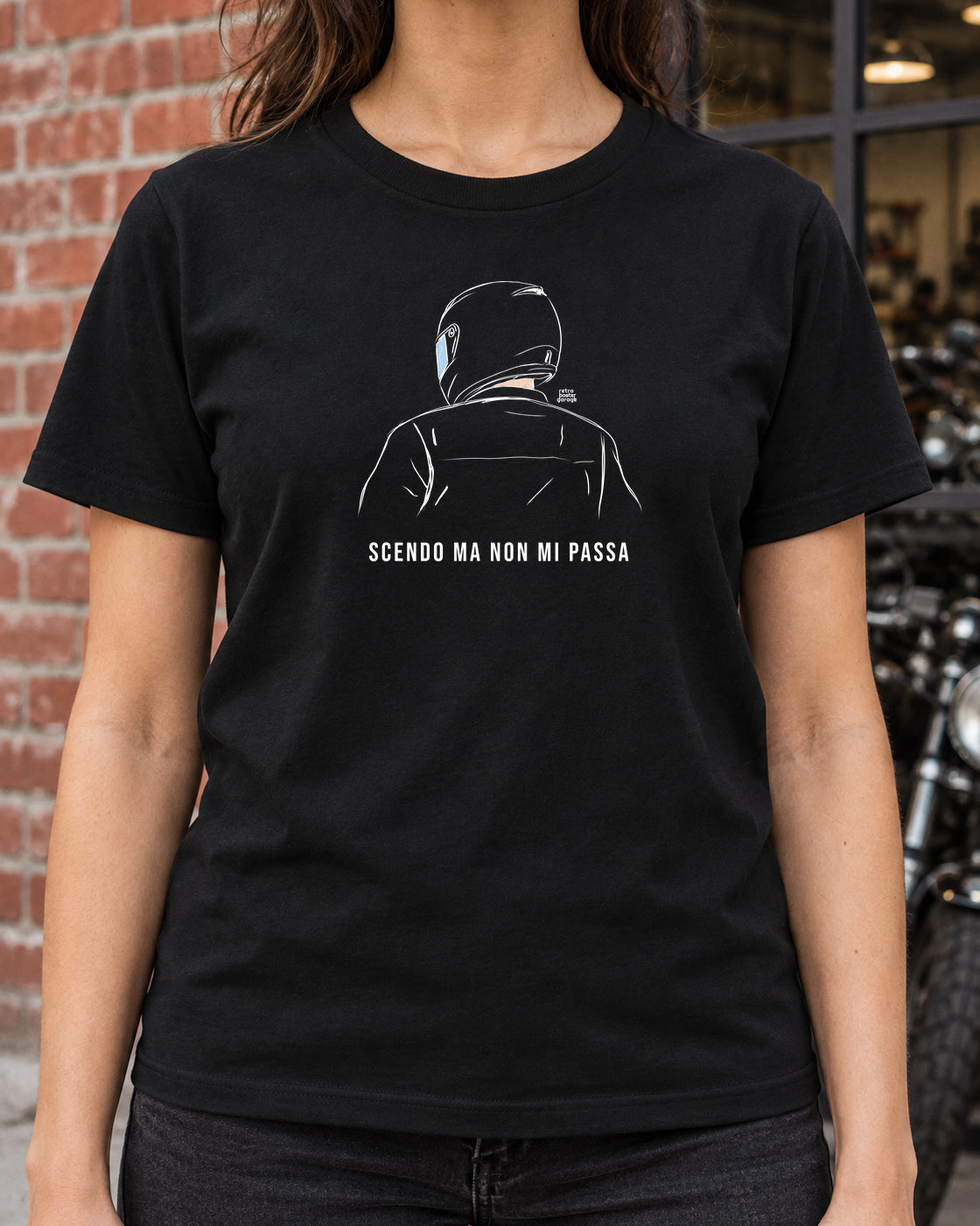 T-shirt nera «Scendo ma non mi passa» indossata da una donna — RetroPosterGarage