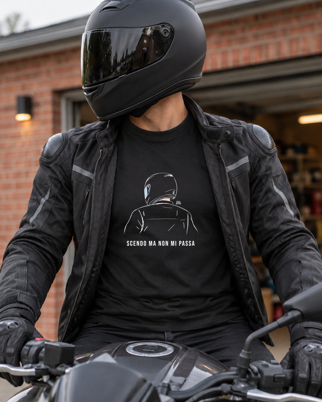 T-shirt nera «Scendo ma non mi passa» indossata da un uomo — RetroPosterGarage