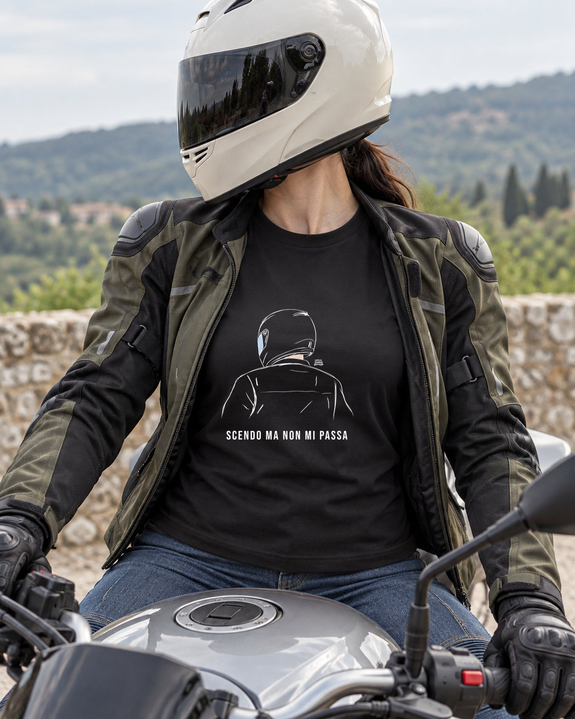 T-shirt nera «Scendo ma non mi passa» indossata da una donna — RetroPosterGarage
