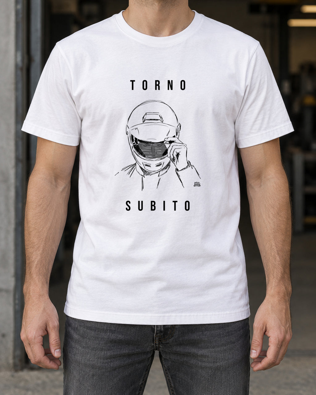 T-shirt bianca «Torno subito — Integrale» indossata da un uomo — RetroPosterGarage