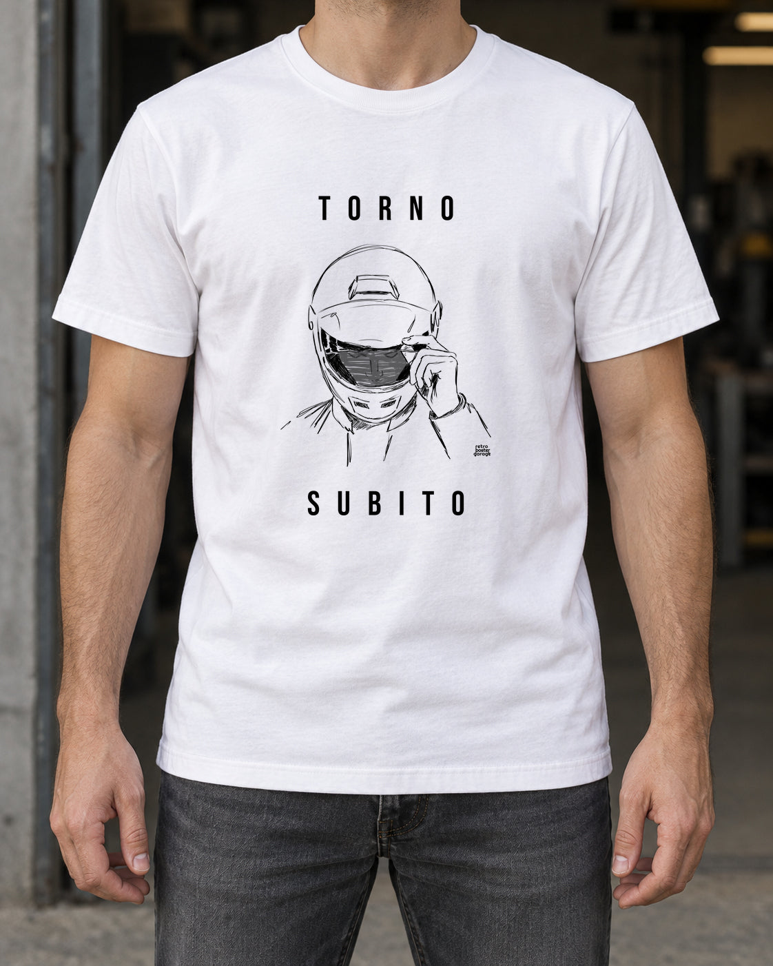 T-shirt bianca «Torno subito — Integrale» indossata da un uomo — RetroPosterGarage