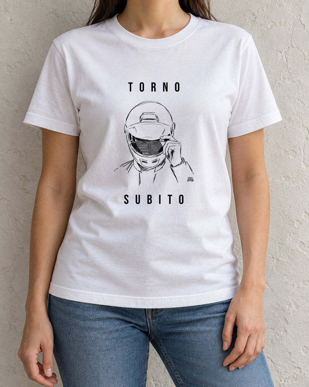 T-shirt bianca «Torno subito — Integrale» indossata da una donna — RetroPosterGarage