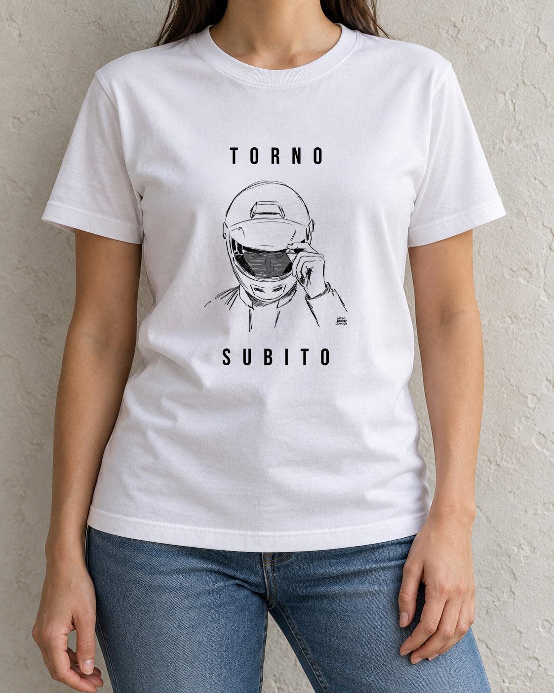 T-shirt bianca «Torno subito — Integrale» indossata da una donna — RetroPosterGarage