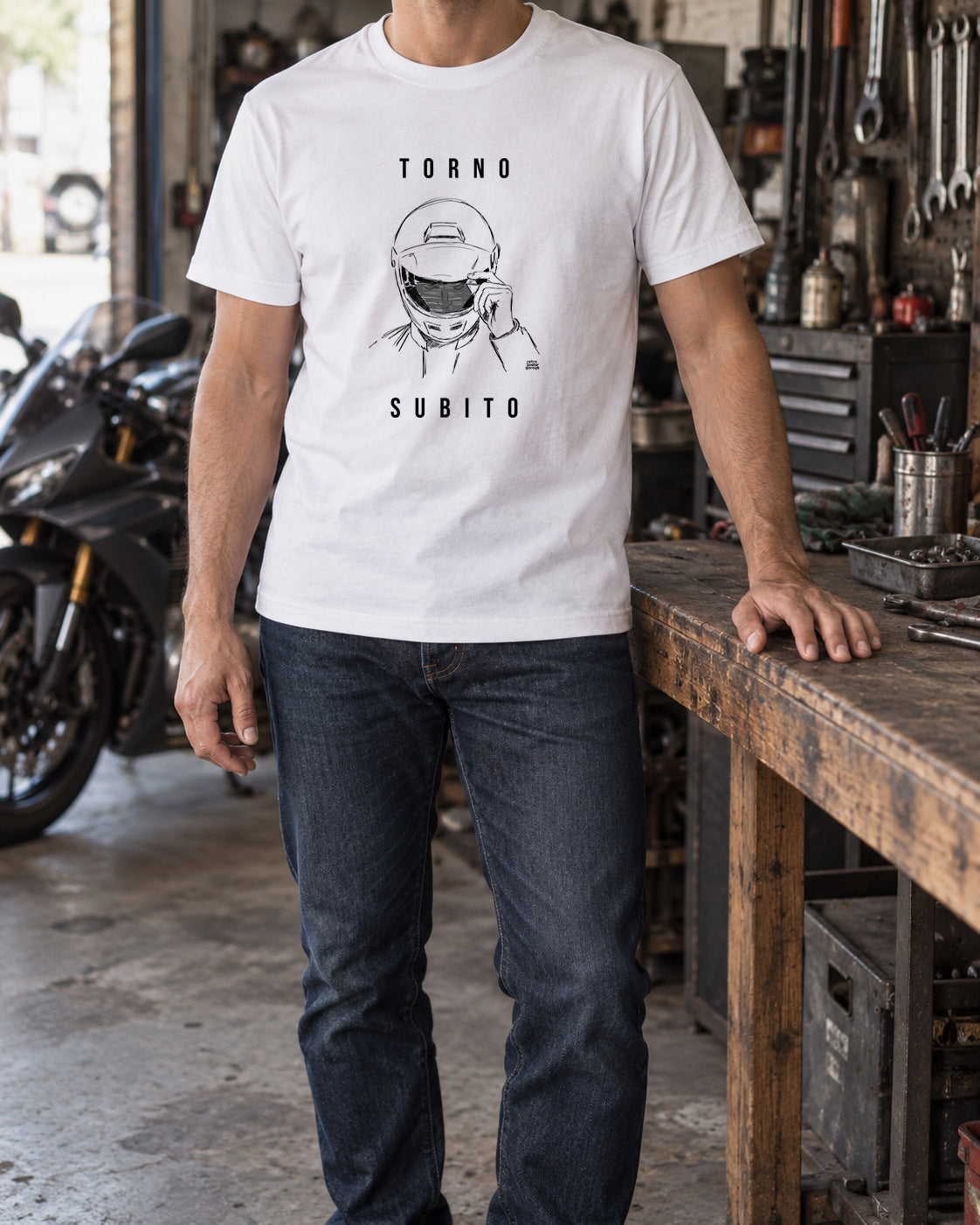 T-shirt bianca «Torno subito — Integrale» indossata da un uomo — RetroPosterGarage