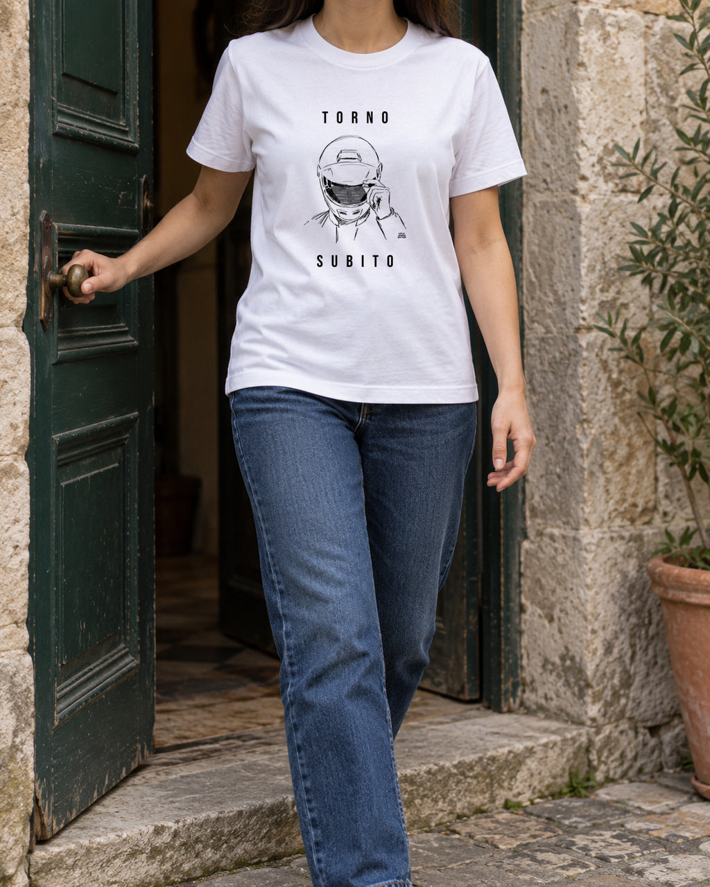 T-shirt bianca «Torno subito — Integrale» indossata da una donna — RetroPosterGarage