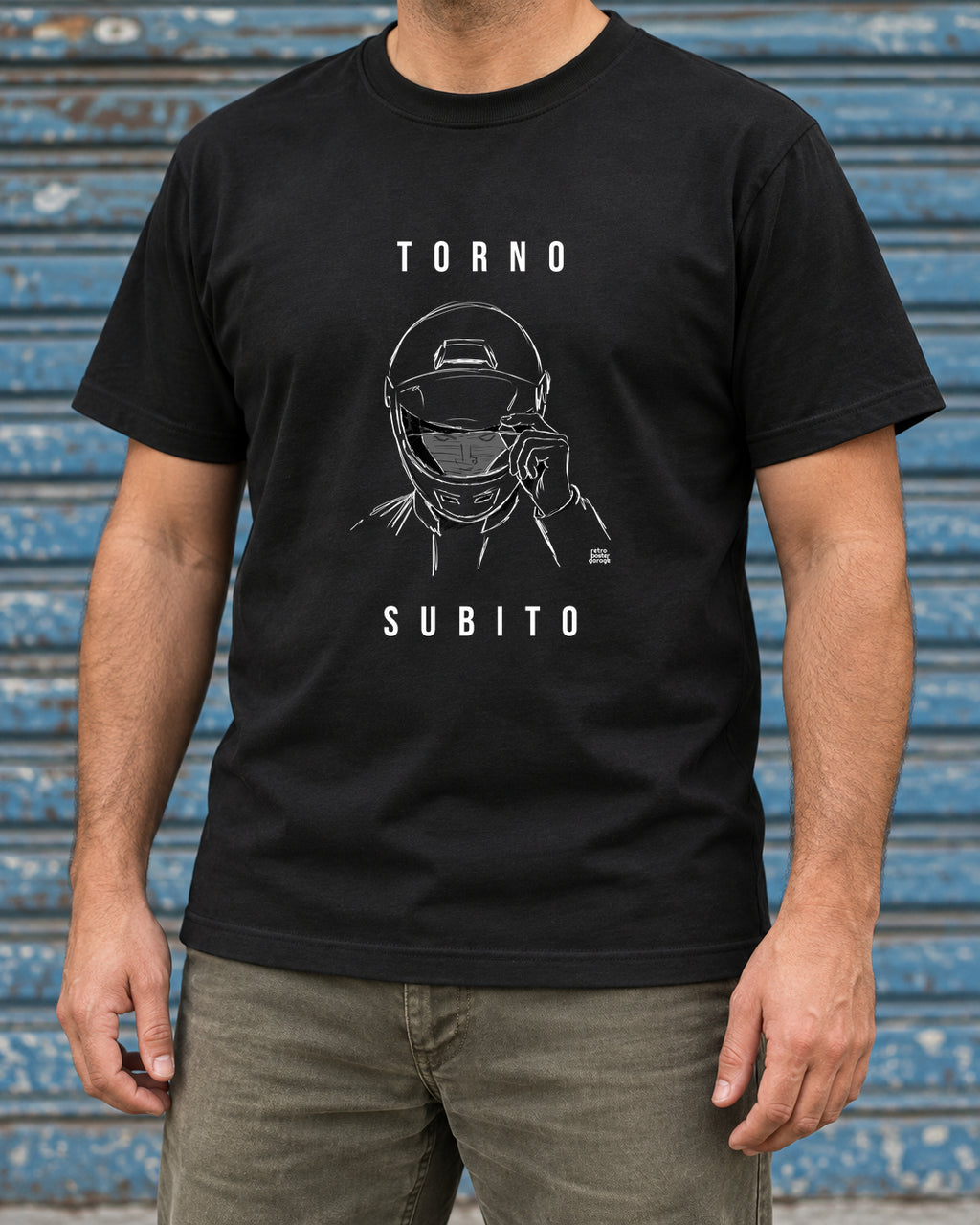T-shirt nera «Torno subito — Integrale» indossata da un uomo — RetroPosterGarage