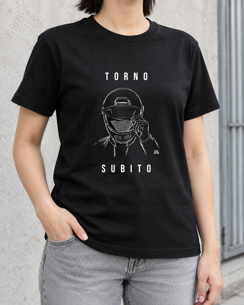 T-shirt nera «Torno subito — Integrale» indossata da una donna — RetroPosterGarage