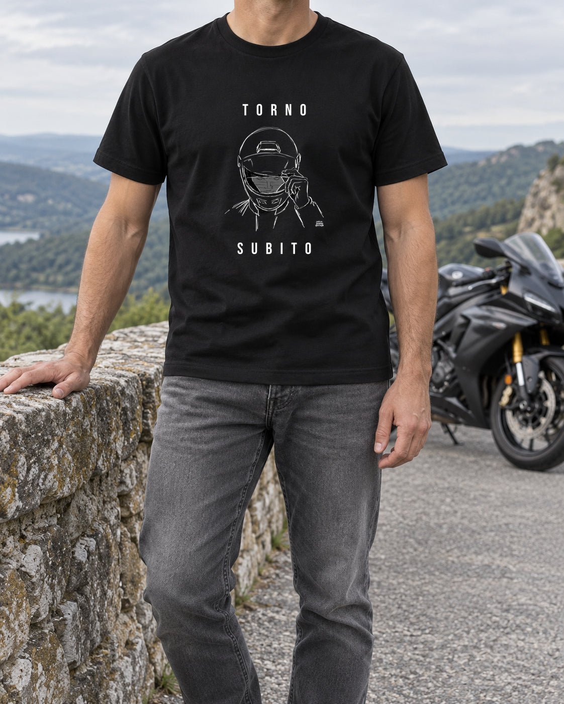 T-shirt nera «Torno subito — Integrale» indossata da un uomo — RetroPosterGarage