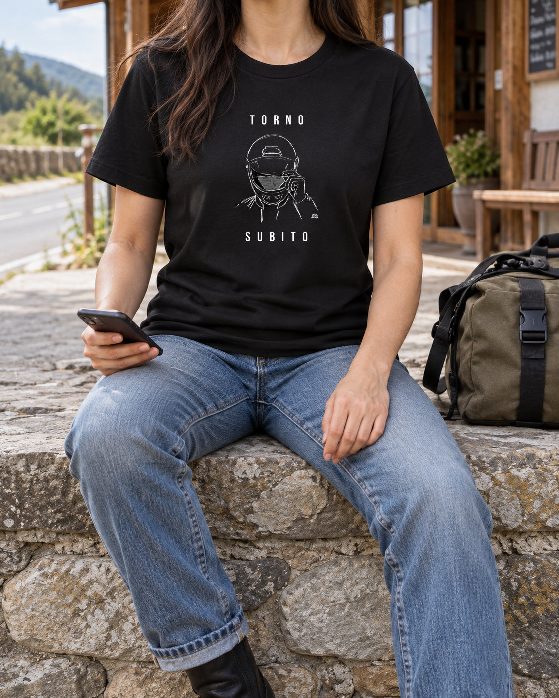T-shirt nera «Torno subito — Integrale» indossata da una donna — RetroPosterGarage